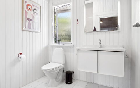 Henryk - 350M from the Sea: Hjem, Etage, Sanitærarmatur, Vvs, Håndvask, Toilet, Badeværelse, Design, Hårdttræ, Bejdse