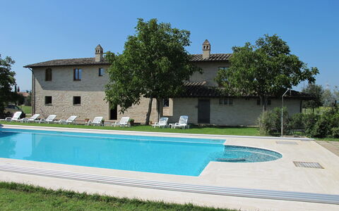 Villa Assisi: Himmel, Vand, Plante, Bygning, Træ, Skygge, Græs, Rektangel, Fritid, Kompositmateriale