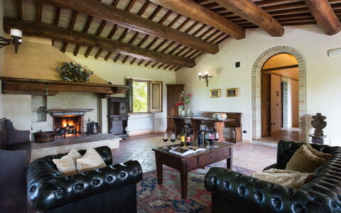 Villa Assisi: Couch, Ejendom, Møbel, Billedramme, Indretning, Træ, Stue, Etage, Stueplante, Bord