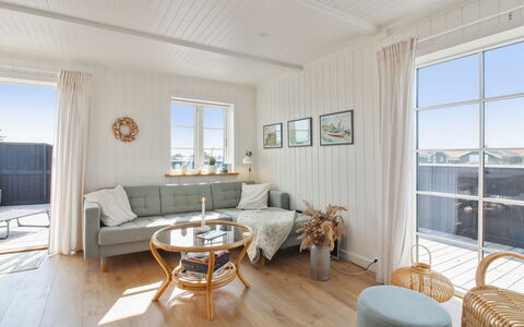 Sanni - 225M from the Sea: Gulvbelægning, Etage, Træ, Indretning, Trægulve, Møbel, Couch, Lejlighed, Hjem, Stue