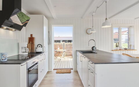 Sanni - 225M from the Sea: Træ, Gulvbelægning, Køkken, Hjem, Etage, Countertop, Trægulve, Hårdttræ, Planke, Cabinetry
