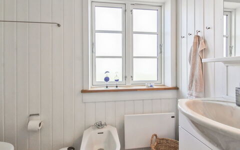 Sanni - 225M from the Sea: Badeværelse, Sanitærarmatur, Væg, Gulvbelægning, Træ, Etage, Indretning, Toilet, Tap, Toiletbræt