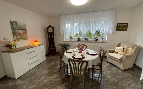 Spatzenparadies: Bord, Møbel, Cabinetry, Stol, Træ, Bygning, Indretning, Vindue, Etage, Dekoration