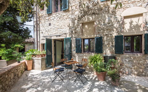 Il Nespolo Charming Apartment Fonterutoli - Siena,: Plante, Bygning, Vindue, Blomsterkrukke, Bord, Sommerhus, Stol, Dør, Kvarter, Træ