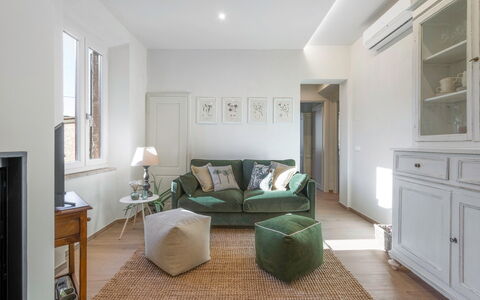 Il Nespolo Charming Apartment Fonterutoli - Siena,: Møbel, Ejendom, Cabinetry, Komfort, Træ, Billedramme, Indretning, Etage, Skuffe, Gulvbelægning