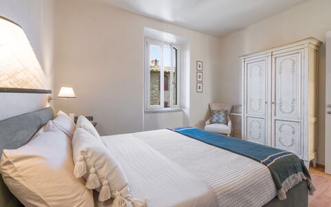 Il Nespolo Charming Apartment Fonterutoli - Siena,: Møbel, Ejendom, Komfort, Bygning, Azure, Træ, Dør, Bed Frame, Textile, Indretning