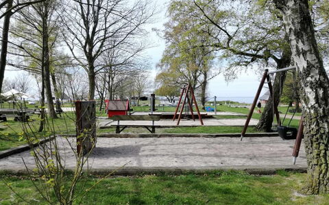 Helmi - 1Km from the Sea: Træ, Offentlige Rum, Udendørs Bench, Parkere, Bænk, Lawn, Have, Skygge, Gård, Landscaping