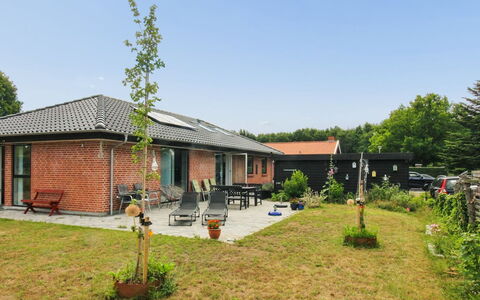 Helmi - 1Km from the Sea: Græs, Tag, Hus, Boligområde, Busk, Hjem, Sommerhus, Have, Lawn, Estate