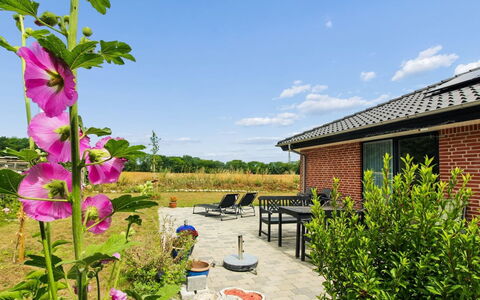 Helmi - 1Km from the Sea: Have, Sommerhus, Lawn, Landscaping, Urteagtig Plante, Gård, Stuehus, Garden Bygninger, Backyard, Skur