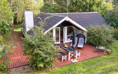 Ninni - 3.2Km from the Sea: Tag, Hus, Land Lot, Hjem, Sommerhus, Estate, Garden Bygninger, Skygge, Bjælkehytte, Landscaping