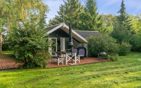 Ninni - 3.2Km from the Sea: Tag, Hus, Land Lot, Hjem, Sommerhus, Estate, Garden Bygninger, Skygge, Bjælkehytte, Landscaping