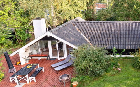Ninni - 3.2Km from the Sea: Tag, Hus, Land Lot, Hjem, Sommerhus, Estate, Garden Bygninger, Skygge, Bjælkehytte, Landscaping
