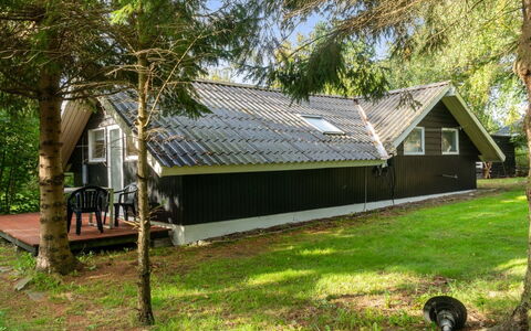 Ninni - 3.2Km from the Sea: Tag, Hus, Land Lot, Hjem, Sommerhus, Estate, Garden Bygninger, Skygge, Bjælkehytte, Landscaping