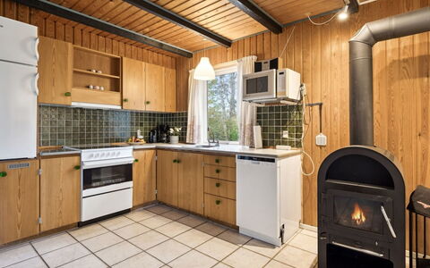 Calla - 250M from the Sea: Køkken, Træ, Indretning, Loft, Countertop, Gulvbelægning, Køkken Apparat, Større Bandage, Etage, Møbel