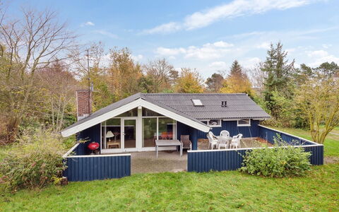 Alrun - 150M from the Sea: Boligområde, Busk, Hus, Hjem, Have, Estate, Skygge, Landscaping, Lawn