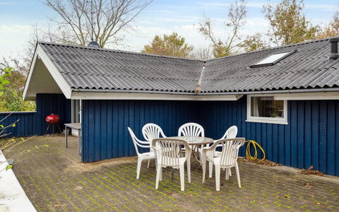 Alrun - 150M from the Sea: Boligområde, Busk, Hus, Hjem, Have, Estate, Skygge, Landscaping, Lawn