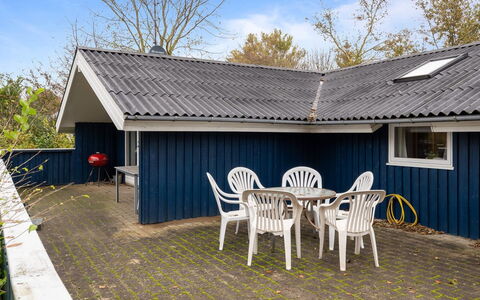 Alrun - 150M from the Sea: Boligområde, Busk, Hus, Hjem, Have, Estate, Skygge, Landscaping, Lawn
