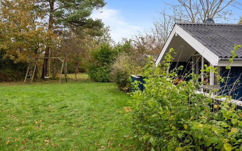 Alrun - 150M from the Sea: Boligområde, Busk, Hus, Hjem, Have, Estate, Skygge, Landscaping, Lawn