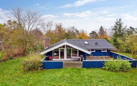 Alrun - 150M from the Sea: Boligområde, Busk, Hus, Hjem, Have, Estate, Skygge, Landscaping, Lawn