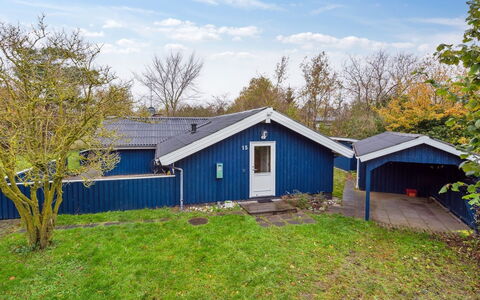 Alrun - 150M from the Sea: Boligområde, Busk, Hus, Hjem, Have, Estate, Skygge, Landscaping, Lawn