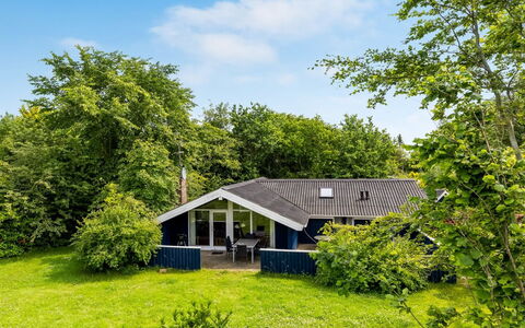 Alrun - 150M from the Sea: Hus, Hjem, Sommerhus, Tag, Estate, Stuehus, Have, Skygge, Lawn, Landscaping