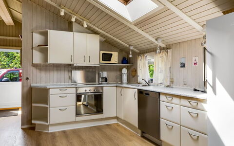 Alrun - 150M from the Sea: Træ, Køkken, Indretning, Loft, Countertop, Større Bandage, Cabinetry, Møbel, Gulvbelægning, Køkken Apparat