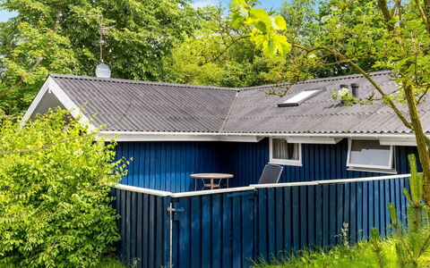 Alrun - 150M from the Sea: Blå, Træ, Tag, Hus, Hjem, Sommerhus, Sidespor, Skygge, Backyard, Have
