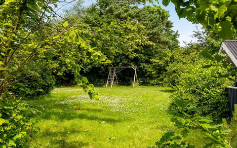 Alrun - 150M from the Sea: Grøn, Naturligt Miljø, Blad, Afdeling, Vegetationen, Sommer, Busk, Have, Land Lot, Lawn