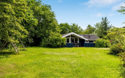 Alrun - 150M from the Sea: Græs, Hus, Busk, Hjem, Sommerhus, Land Lot, Have, Lawn, Landdistrikt, Estate