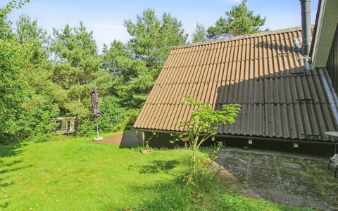 Keimo - 1.3Km from the Sea: Møbel, Indretning, Gulvbelægning, Træ, Etage, Loft, Trægulve, Stol, Bord, Belysning