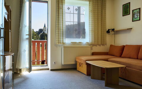 Špičák Ii: Bygning, Ejendom, Møbel, Vindue, Couch, Træ, Komfort, Window Blind, Stueplante, Indretning