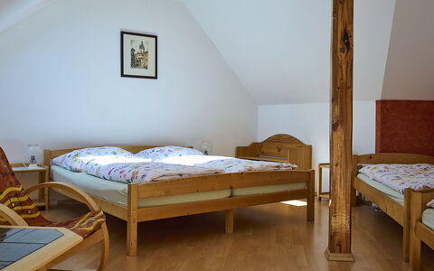 Harrachov 497: Møbel, Ejendom, Bygning, Komfort, Træ, Vindue, Skygge, Bed Frame, Etage
