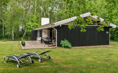 Judyta - 250M to the Fjord: Møbel, Indretning, Gulvbelægning, Træ, Etage, Loft, Trægulve, Stol, Bord, Belysning