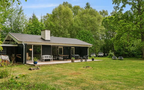 Judyta - 250M to the Fjord: Møbel, Indretning, Gulvbelægning, Træ, Etage, Loft, Trægulve, Stol, Bord, Belysning