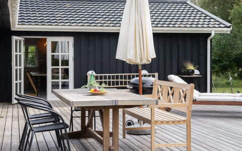 Mella - 625M from the Sea: Møbel, Indretning, Gulvbelægning, Træ, Etage, Loft, Trægulve, Stol, Bord, Belysning
