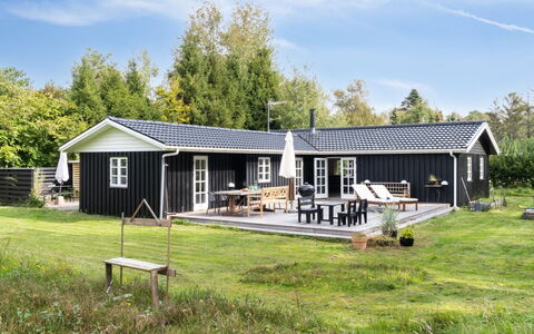 Mella - 625M from the Sea: Møbel, Indretning, Gulvbelægning, Træ, Etage, Loft, Trægulve, Stol, Bord, Belysning