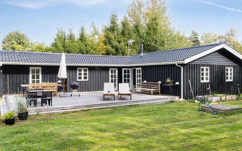 Mella - 625M from the Sea: Møbel, Indretning, Gulvbelægning, Træ, Etage, Loft, Trægulve, Stol, Bord, Belysning