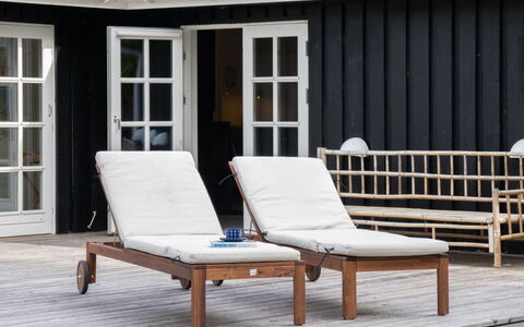 Mella - 625M from the Sea: Møbel, Indretning, Gulvbelægning, Træ, Etage, Loft, Trægulve, Stol, Bord, Belysning