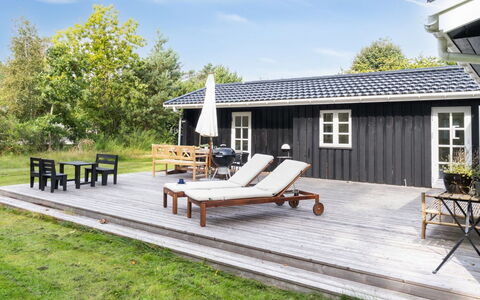 Mella - 625M from the Sea: Møbel, Indretning, Gulvbelægning, Træ, Etage, Loft, Trægulve, Stol, Bord, Belysning