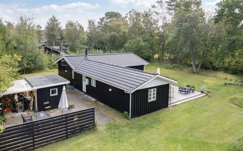 Mella - 625M from the Sea: Møbel, Indretning, Gulvbelægning, Træ, Etage, Loft, Trægulve, Stol, Bord, Belysning