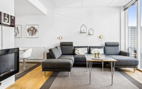 Kimi - 100M from the Sea: Bygning, Hus, Vindue, Hjem, Tag, Boligområde, Busk, Sommerhus, Land Lot