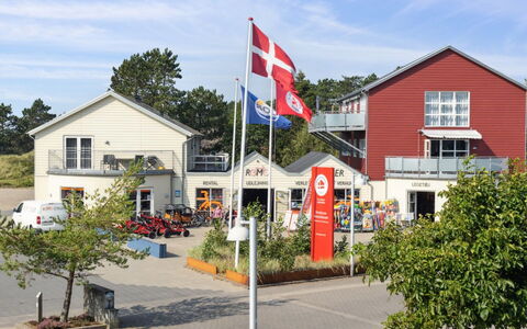 Kimi - 100M from the Sea: Bygning, Hus, Vindue, Hjem, Tag, Boligområde, Busk, Sommerhus, Land Lot