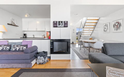 Kimi - 100M from the Sea: Møbel, Indretning, Couch, Gulvbelægning, Etage, Stue, Træ, Værelse, Lejlighed, Loft