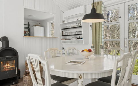 Lucie - 50M from the Sea: Møbel, Indretning, Gulvbelægning, Træ, Loft, Lysarmatur, Etage, Belysning, Stol, Spisestue