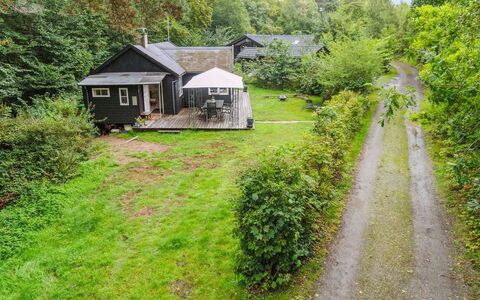 Lucie - 50M from the Sea: Bygning, Hus, Vindue, Hjem, Tag, Boligområde, Busk, Sommerhus, Land Lot