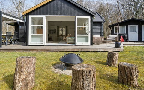 Lucie - 50M from the Sea: Bygning, Hus, Vindue, Hjem, Tag, Boligområde, Busk, Sommerhus, Land Lot