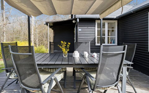 Lucie - 50M from the Sea: Bygning, Hus, Vindue, Hjem, Tag, Boligområde, Busk, Sommerhus, Land Lot