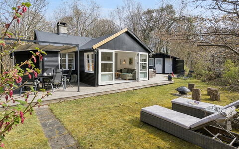 Lucie - 50M from the Sea: Bygning, Hus, Vindue, Hjem, Tag, Boligområde, Busk, Sommerhus, Land Lot