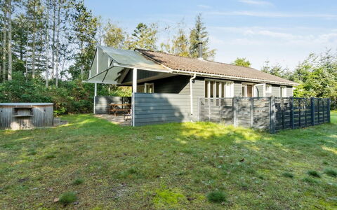 Arwin - 200M from the Sea: Tag, Hus, Land Lot, Hjem, Sommerhus, Estate, Garden Bygninger, Skygge, Bjælkehytte, Landscaping