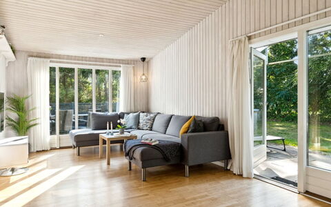 Arwin - 200M from the Sea: Busk, Hjem, Sommerhus, Bunddække, Have, Garden Bygninger, Sidespor, Estate, Lawn, Gård